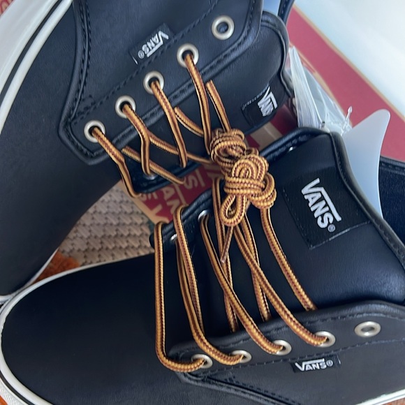 Vans WMNS Atwood (Leather)BIck/Mrshmllow
VN0A327L68X
Sneakers - Picture 15 of 16